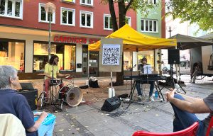 zwei Künstler spielen auf Straße